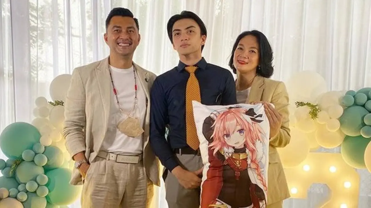 6 Momen Wisuda Arka Anak Anjasmara dan Dian Nitami, Dapat Kado Bantal Anime