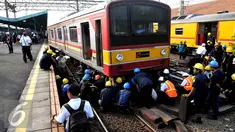 Puluhan petugas berupaya mengevakuasi gerbong kereta yang anjlok di Stasiun Manggarai, Jakarta, Rabu (19/8/2015). Akibat Anjloknya KRL jurusan Bekasi - Kota membuat penumpukan di Stasiun Manggarai (Liputan6.com/Johan Tallo)
