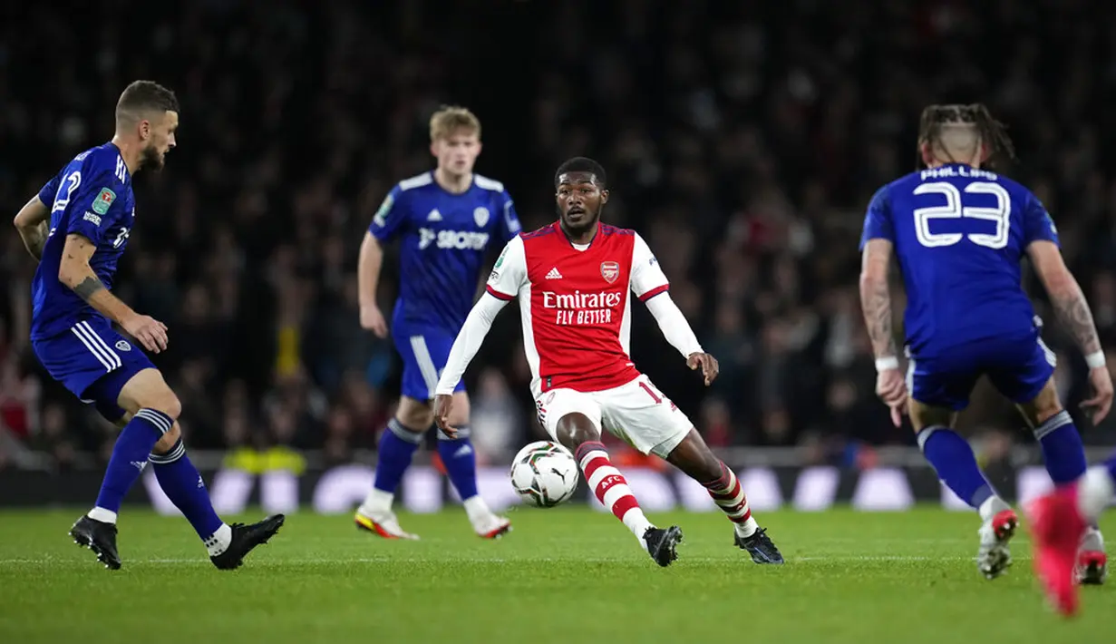 Pemain Arsenal Ainsley Maitland-Niles mengontrol bola saat melawan Leeds United pada pertandingan Piala Liga Inggris di Emirates Stadium, London, Inggris, 26 Oktober 2021. Arsenal menang 2-0. (AP Photo/Matt Dunham)