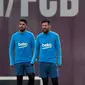 Striker Barcelona, Luis Suarez dan Lionel Messi saat mengikuti latihan jelang pertandingan "El Clasico" melawan Real Madrid pada lanjutan Liga Spanyol di Pusat Olahraga Joan Gamper di Sant Joan Despi, (1/3). (AFP Photo/Lluis Gene)