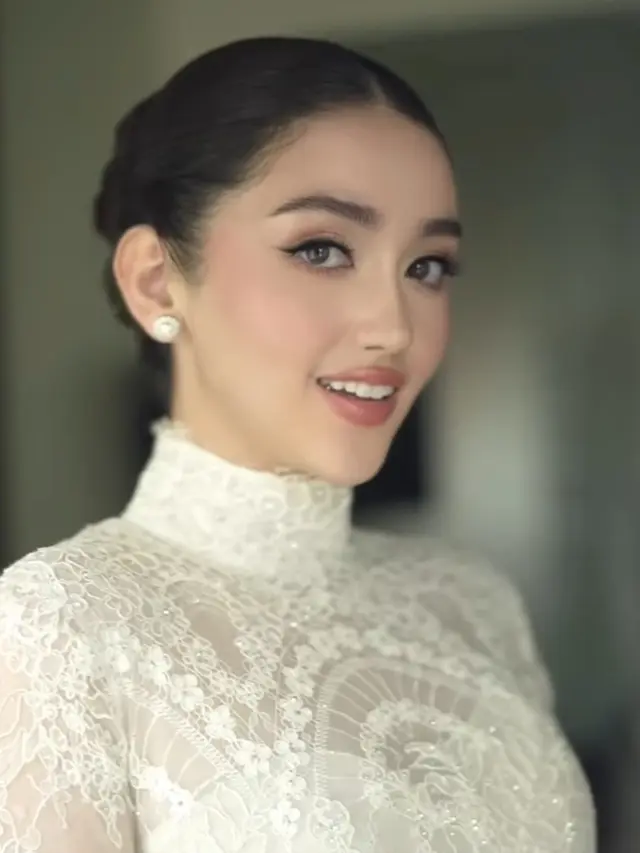 Ranty Maria saat Resmi Menikah dengan Rayn Wijaya dengan gaun Hian Tjen. [@andychunmakeup]