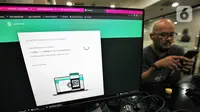 Warga mencoba mengakses aplikasi Whatsapp di Jakarta, Selasa (25/10). Platform pesan instan WhatsApp dilaporkan error, Selasa (25/10/2022) siang. Tak hanya di Indonesia, WhatsApp juga dilaporkan down di sejumlah negara. (Liputan6.com/Angga Yuniar)