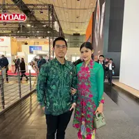 Ikut agenda Jokowi ke Jerman, Erina Gudono tampil anggun dibalut kebaya dan tas ratusan juta. (Foto: IG/erinagudono).