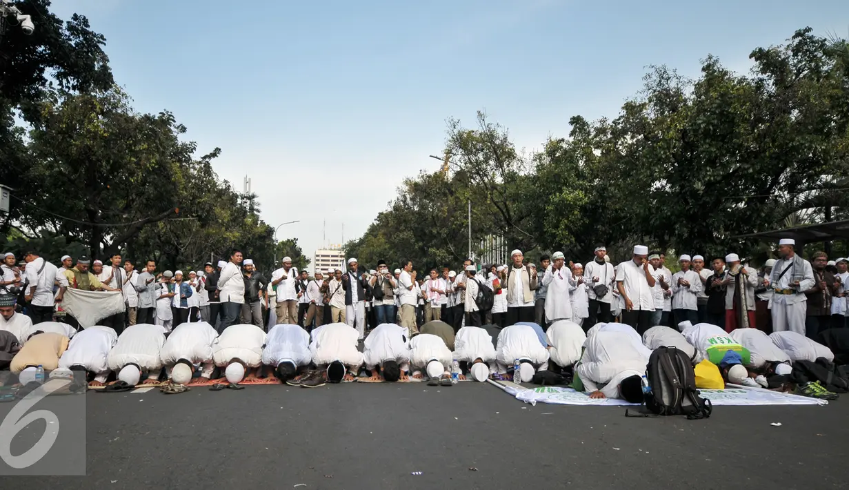 Para Jamaah sujud saat salat ashar berjamaah di depan Balai Kota, Jalan Medan Merdeka Selatan, Jakarta, Jumat (4/11). Di sela-sela salat Ashar, sebagian massa aksi juga ada yang memanfaatkan untuk istirahat. (Liputan6.com/Yoppy Renato)