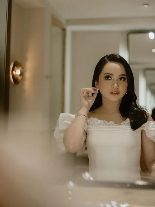 Pakai Gaun Putih, Ini 7 Potret Rachel Amanda dalam Resepsi Pernikahannya yang Menawan