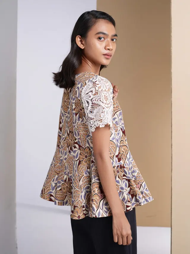 Model Batik Kombinasi Brokat Lengan Pendek Peplum