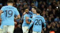 Pemain Manchester City Riyad Mahrez (ketiga kanan) merayakan dengan rekan satu timnya setelah mencetak gol ke gawang Chelsea pada pertandingan sepak bola putaran ketiga Piala Liga Inggris atau Carabao Cup di Etihad Stadium, Manchester, Inggris, 9 November 2022. Manchester City menang 2-0. (AP Photo/Dave Thompson)