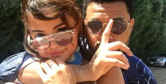 Pasangan Selena Gomez dan The Weeknd memang selalu mengumbar mesra saat berada di publik. Dimulai sejak keduanya tertangkap kamera sedang berciuman saat baru mulai berpacaran. (Instagram/Selenagomez)