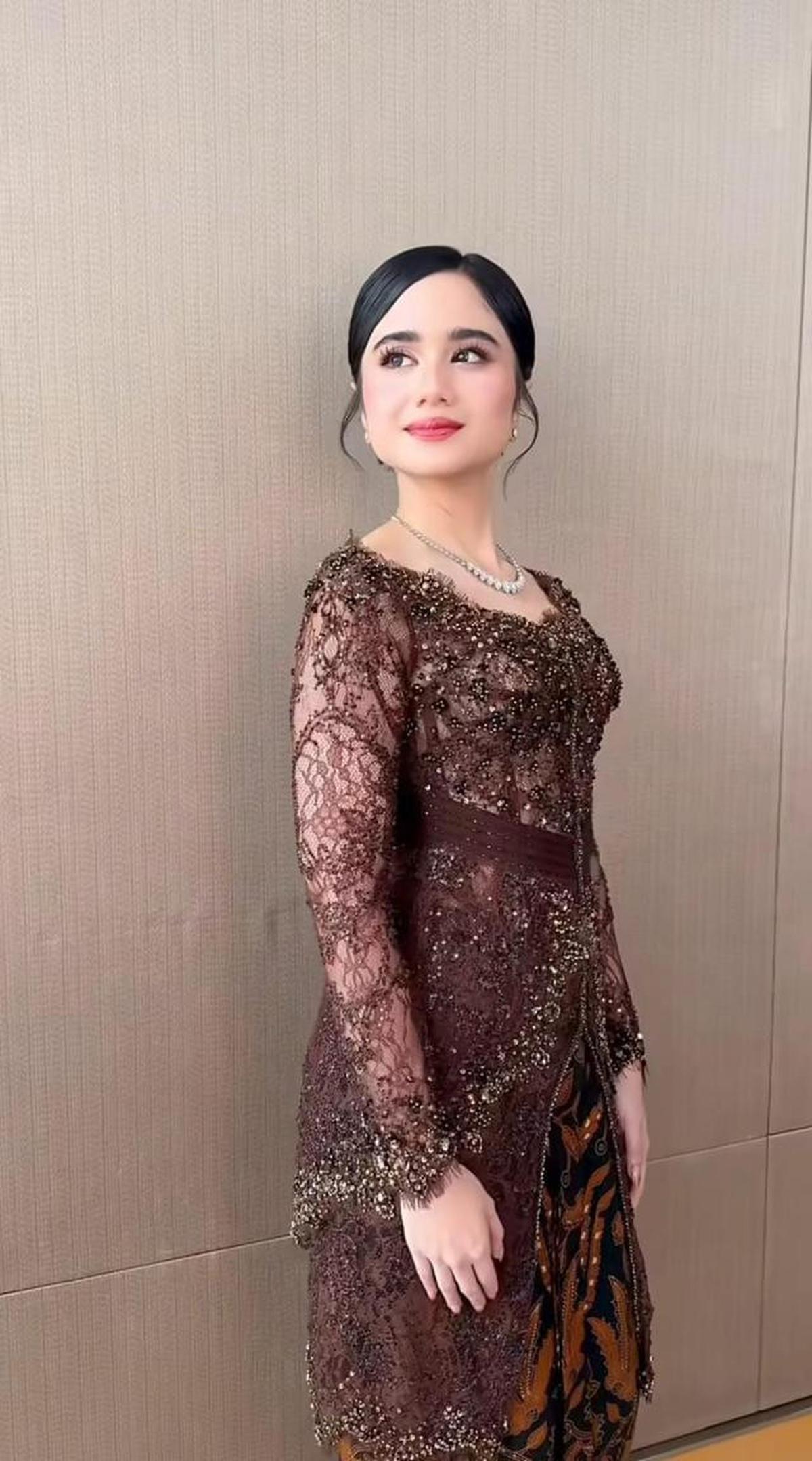 Inspirasi Kebaya ala Tissa Biani di Acara Pernikahan El Rumi dan Syifa Hadju, Cantiknya Mewah
