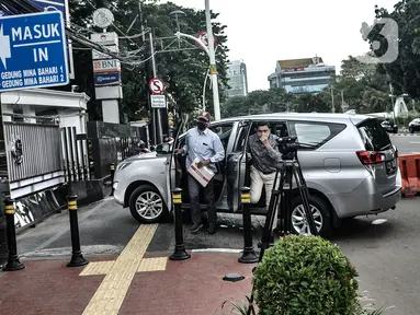 Penyidik KPK membawa peralatan dan stiker penyegelan saat mendatangi Gedung Mina Bahari Kementerian Kelautan dan Perikanan (KKP), Jakarta, Rabu (25/11/2020). Untuk diketahui, pada Rabu dini hari tadi, Menteri KKP Edhy Prabowo telah ditangkap KPK. (merdeka.com/Iqbal Nugroho)