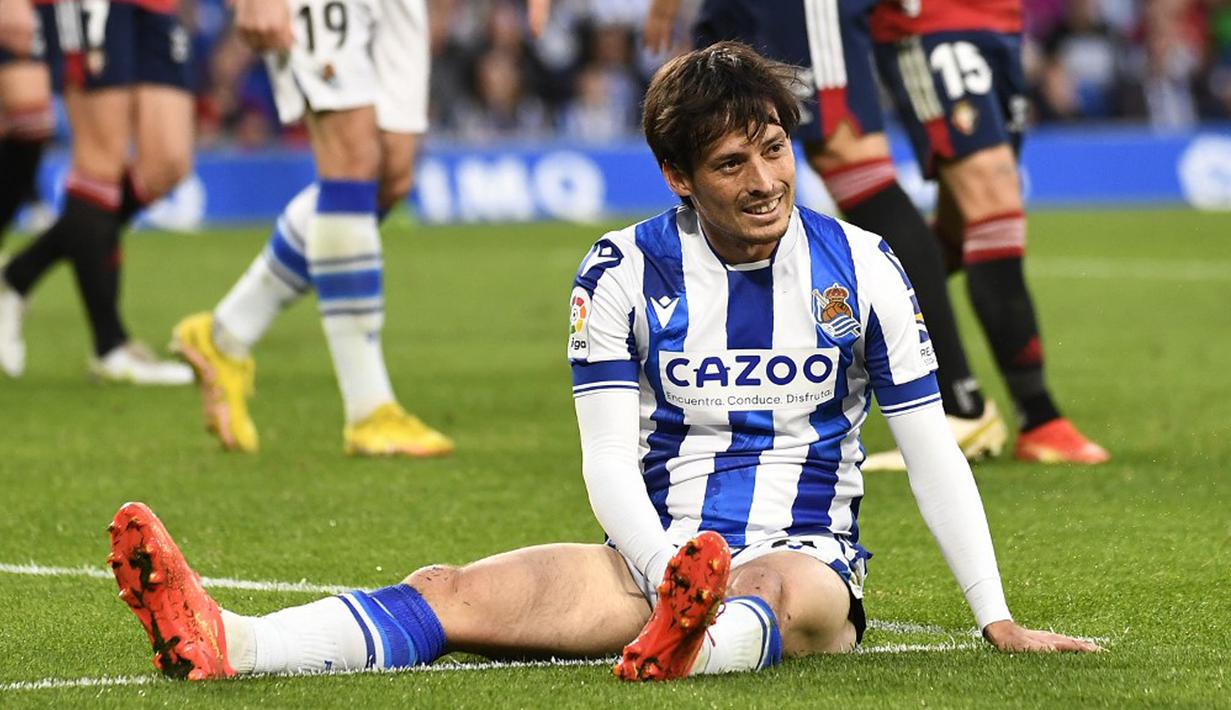 Pemain Real Sociedad David Silva duduk di lapangan saat pertandingan sepak bola Liga Spanyol antara Real Sociedad dan CA Osasuna di Stadion Anoeta, San Sebastian, 31 Desember 2022. Mantan playmaker Manchester City dan Spanyol David Silva mengumumkan pengunduran dirinya pada 27 Juli 2023 setelah mengalami cedera lutut serius pada pekan lalu. (ANDER GILLENEA/AFP)