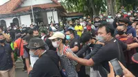 Polisi amankan 169 pemuda saat demo UU Cipta Kerja di Gedung Grahadi pada Selasa, 20 Oktober 2020. (Foto: Liputan6.com/Dian Kurniawan)