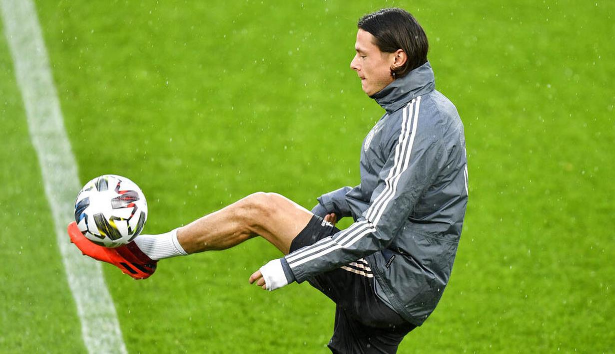 Pemain Jerman, Nico Schulz, mengontrol bola saat sesi latihan jelang laga persahabatan di Koln, Rabu (7/10/2020). Jerman akan berhadapan dengan Turki. (AP Photo/Martin Meissner)