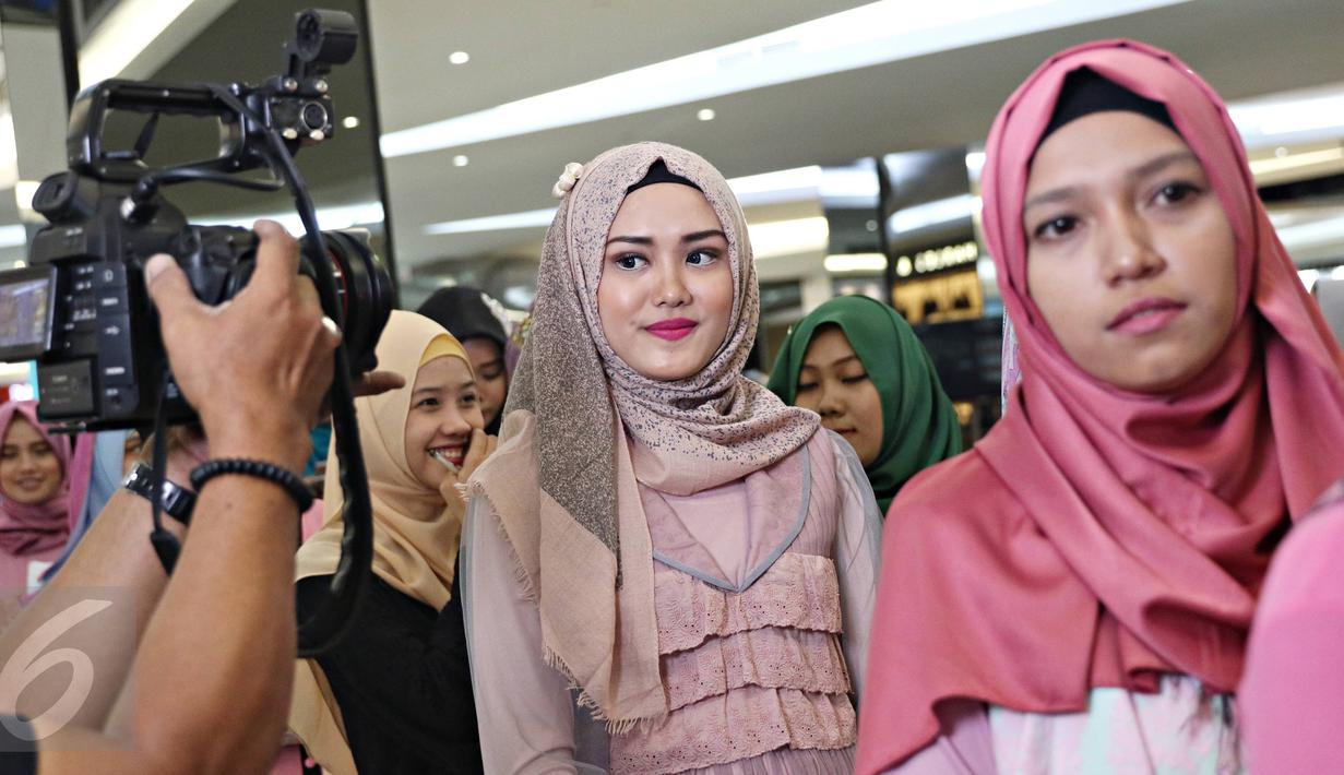 Peserta mengikuti audisi Putri Muslimah Indonesia 2016 di Jakarta, Minggu (24/4). Ajang tersebut diadakan untuk mencari bakat terbaik dari muslimah yang memiliki kriteria akhlak, bakat, dan cantik. (Liputan6.com/Immanuel Antonius)