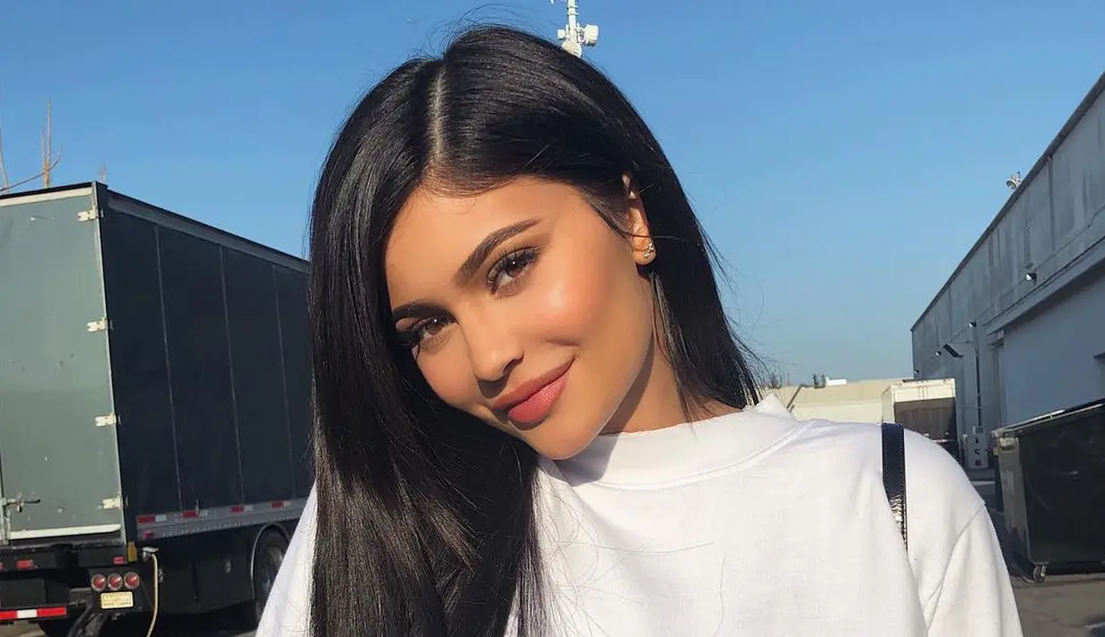 Kylie Jenner sepertinya kini sudah mulai menerima dirinya sendiri. Lewat akun Instagram, Kylie mengaku tak lagi menggunakan filler bibirnya. (instagram/kyliejenner)