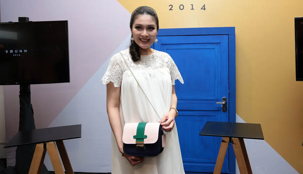 Hamil bukan lah penghalang bagi ibu muda yang satu ini untuk menjalani serangkaian aktifitasnya. Sandra Dewi, di usia kehamilannya yang sudah memasuki 8 bulan, masih beraktifitas seperti biasa. (Deki Prayoga/Bintang.com)