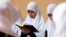 Sejumlah murid saat tengah membaca kitab suci Alquran saat bulan suci Ramadan di sebuah sekolah di Benghazi, Libya, 5 Juli 2015. (REUTERS/Esam Al - Omran Fetori)