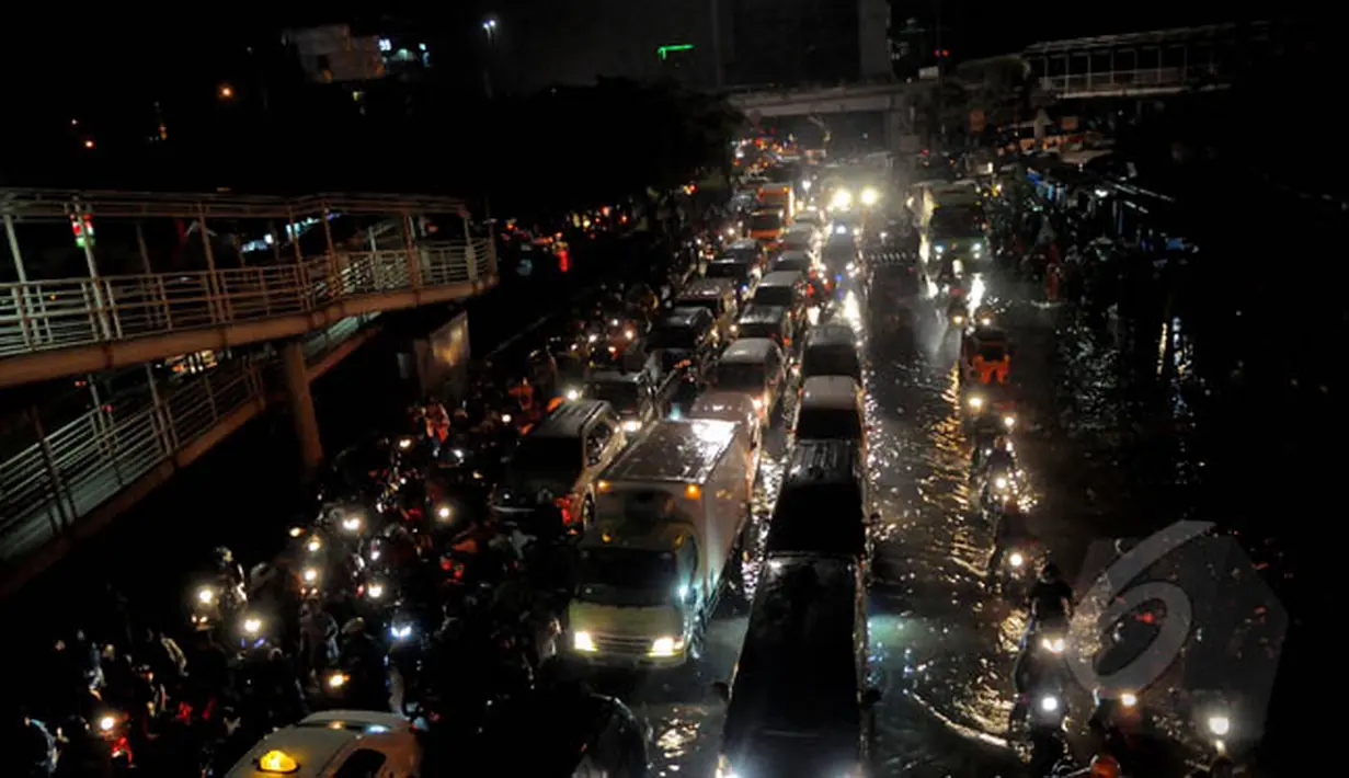 Arus lalu lintas kendaraan di Jalan Daan Mogot, Jakarta, yang terjebak kemacetan karena banjir tampak mengular padat, Senin (9/2/2015) malam. (Liputan6.com/Faisal R Syam) 