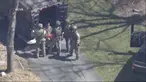 Jack Teixeira, dengan kaus dan celana pendek, ditahan oleh agen taktis bersenjata pada Kamis, 13 April 2023, di Dighton, Mass. (WCVB-TV via AP)