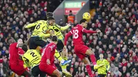 Pemain Arsenal, Gabriel Magalhaes, mencetak gol melalui tandukan kepala ke gawang Liverpool pada laga pekan ke-18 Premier League 2023/2024 di Stadion Anfield, Minggu (24/12/2023). Liverpool berada tepat di bawah Arsenal, dengan 39 poin dari jumlah laga yang sama. (AP Photo/Jon Super)