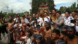 Menteri Perhubungan Budi Karya Sumadi dan Wagub Jawa Timur, Saifullah Yusuf berfoto bersama atraksi tarian reog Ponorogo saat menghadiri acara peresmian Terminal Bus Tipe A Seloaji di Kabupaten Ponorogo, Jawa Timur, Jumat (3/2). (Liputan6.com/Johan Tallo)