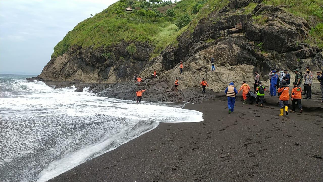 Sejumlah korban tenggelam ritual ditemukan di Bukit Kamboja Pantai Payangan Jember. (Istimewa)