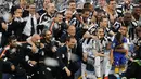 Para pemain Juventus mengangkat trofi kemenangan dan meraih scudetto usai mengalahkan Napoli 3-1 di  laga seri A  di Juventus Arena, Italia, (23/5/2015). Ini merupakan Gelar ke-31 Juventus di Serie A. (Reuters/Giorgio Perottino)