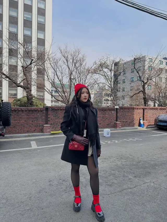 Serba Hitam dengan Aksen Merah, Gaya Tiara Andini di Korea Selatan Curi Perhatian