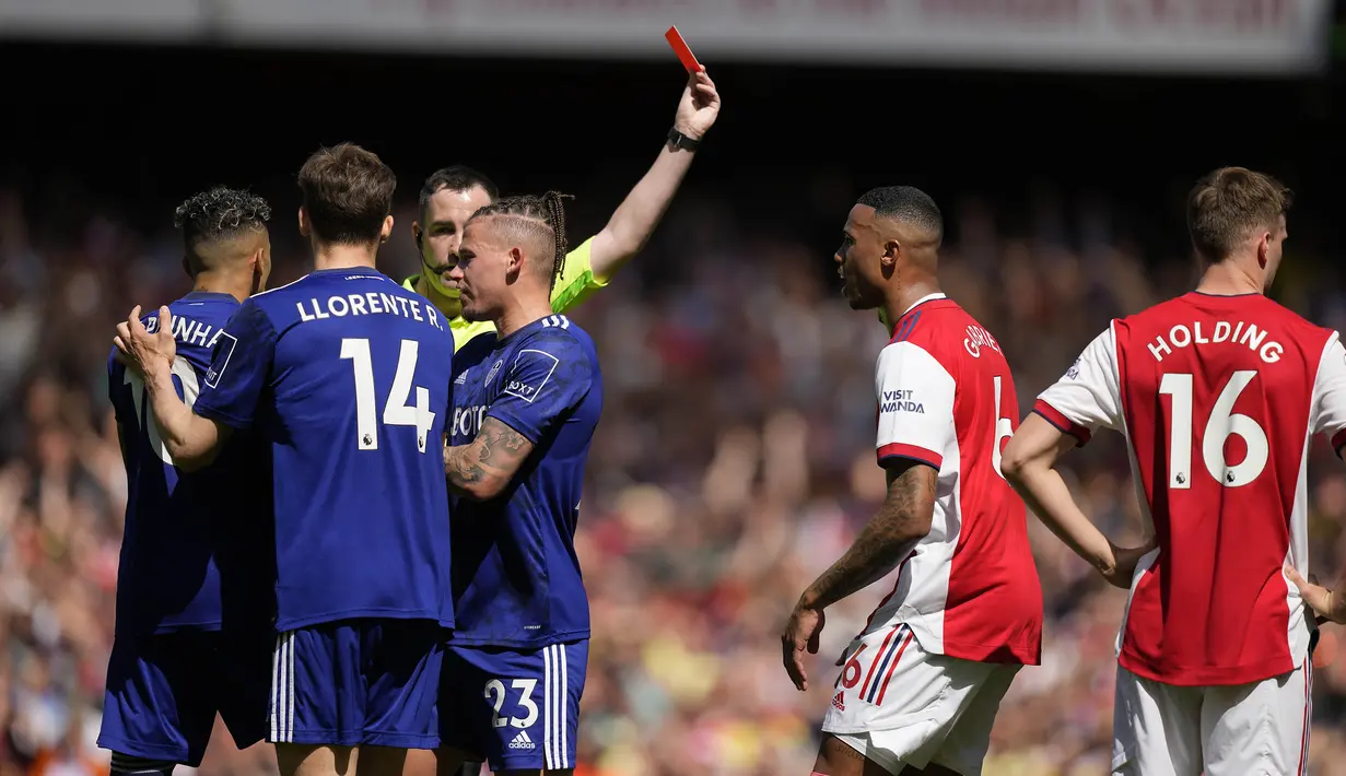 <p>Skor 2-1 untuk kemenangan Arsenal bertahan hingga akir laga dan mengirim Leeds United ke zona degradasi dengan menempati posisi 18. Dua tim, Watford dan Norwich City yang menghuni posisi ke-19 dan ke-20 telah dipastikan terdegradasi musim depan. (AP/Frank Augstein)</p>