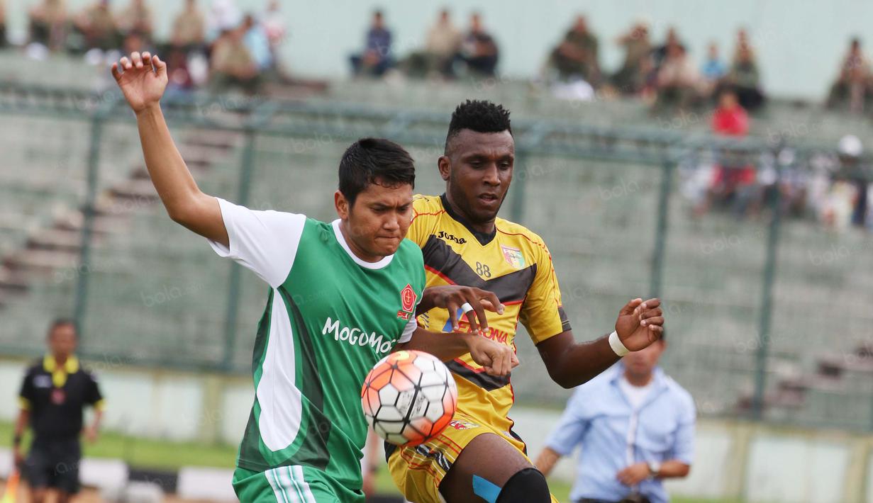 Pemain PS TNI, Hardiantono (kiri), berebut bola dengan pemain Mitra Kukar, Alan Leandro Da Pinheiro, pada laga Torabika Soccer Championship 2016 presented by IM3 Ooredoo di Stadion Siliwangi, Bandung, Sabtu (14/5/2016). (Bola.com/Nicklas Hanoatubun)
