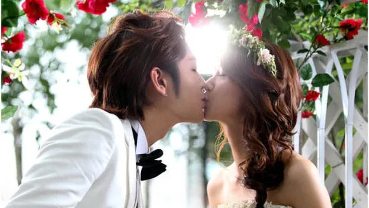 Ciuman mesra pernikahan dalam adegan drama Love Rain, akankah mereka menikah? Â©soompi.com