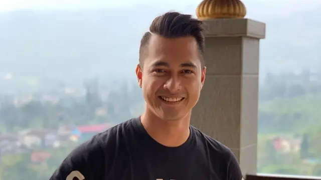 Baru Berusia 2 Bulan Lebih, Ini 6 Potret Eza Gionino dan Putrinya yang Menggemaskan