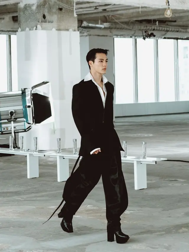 Gaya Jeno NCT Melenggang di Runway New York Fashion Week, Tampil Gagah Pakai Jas Backless