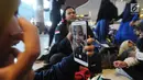 Ratusan penumpang menumpuk menunggu kedatangan kapal laut yang akan keluar Jawa Timur di Dermaga Gapura Surya Nusantara, Pelabuhan Tanjung Perak, Surabaya, Jawa Timur, Kamis (30/5/2019). PT Pelindo III memprediksi puncak arus mudik keluar Jawa Timur tgl 1 Juni 2019. (merdeka.com/Dwi Narwoko)