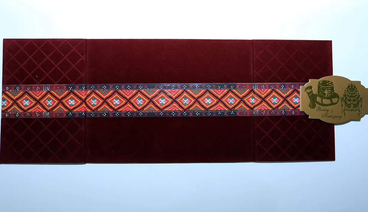 Ulos yang dipakai di undangan ini adalah milik Bobby pemberian dari Almarhum ayah Bobby yang kemudian difoto. Jadi, untuk warnanya pun memang pekat dan seperti Ulos yang aslinya. (Deki Prayoga/Bintang.com)