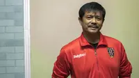Pelatih Bali United, Indra Sjafri foto usai wawancara bersama Bola.com jelang laga perempat final Piala Presiden melawan Arema Cronus di Malang, Sabtu (19/9/2015). (Bola.com/Vitalis Yogi Trisna)