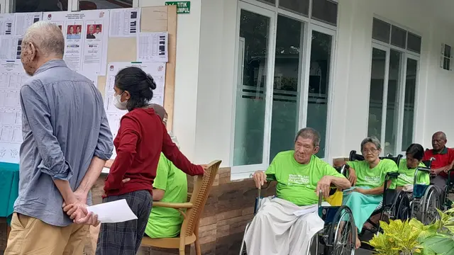 Antrean oma opa menunggu untuk mencoblos di Pemilu 2024.