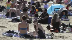 Orang-orang menikmati cuaca hangat di Ruislip Lido di London, Selasa (30/3/2021).  Suhu di beberapa bagian Inggris diperkirakan akan lebih hangat secara signifikan minggu ini karena keluarga dan teman berkumpul kembali dan kegiatan olahraga luar ruangan diizinkan untuk dilanjutkan di Inggris. (AP Ph