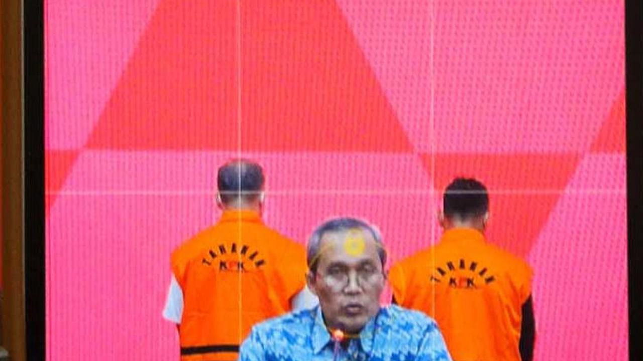 Perbuatan para tersangka ini mengakibatkan kerugian keuangan negara mencapai Rp127,5 miliar.