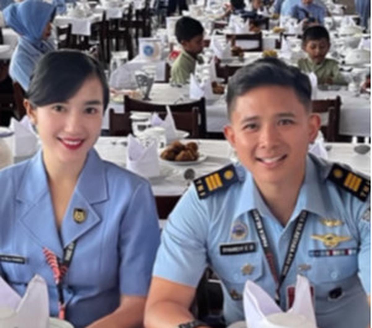 Namun sang istri kini memiliki pangkat satu tingkat lebih rendah dari sang suami, Letnan Satu atau Lettu.