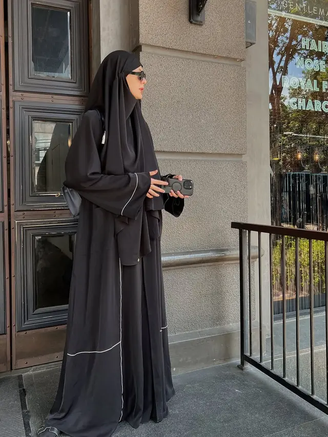 Gaya Syar'i Stylish Paula Verhoeven, Padukan Abaya Hitam dengan Tas dan Sandal Hermes