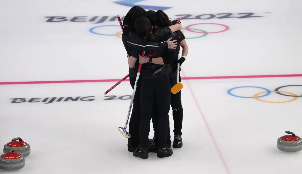 Atlet Jepang melakukan selebrasi setelah memenangkan pertandingan semifinal curling putri antara Jepang dan Swiss di Olimpiade Musim Dingin Beijing 2022 di Beijing, Jumat (18/2/2022). (AP Photo/Nariman El-Mofty)