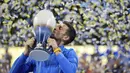 Petenis asal Serbia Novak Djokovic mencium trofi saat selebrasi menjuarai ATP Cincinnati Open 2023 dengan mengalahkan petenis asal Spanyol Carlos Alcaraz pada laga final di Mason, Ohio (20/8/2023). Djokovic menang dalam laga sengit 5-7, 7-6(9/7), 7-6(7/4). (AP Photo/Aaron Doster)