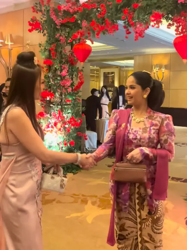 6 Potret Annisa Pohan di Perayaan Hari Batik, Tampil Menawan Sambil Main Angklung