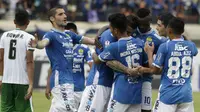 Pemain Persib Bandung merayakan gol yang dicetak oleh Ezechiel Ndouasel ke gawang Persiwa Wamena pada laga Piala Indonesia di Stadion Si Jalak Harupat, Bandung, Senin (11/2). Persib menang 7-0 atas Persiwa. (Bola.com/M Iqbal Ichsan)