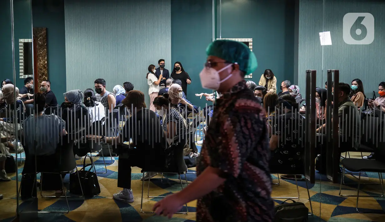 Karyawan Kapanlagi Youniverse (KLY) mengikuti vaksinasi COVID-19 di Hall SCTV Tower, Senayan City, Jakarta, Jumat (4/6/2021). Grup Emtek berharap kegiatan vaksinasi ini dapat mendukung pemerintah dalam menciptakan kekebalan komunal (herd immunity). (Liputan6.com/Johan Tallo)