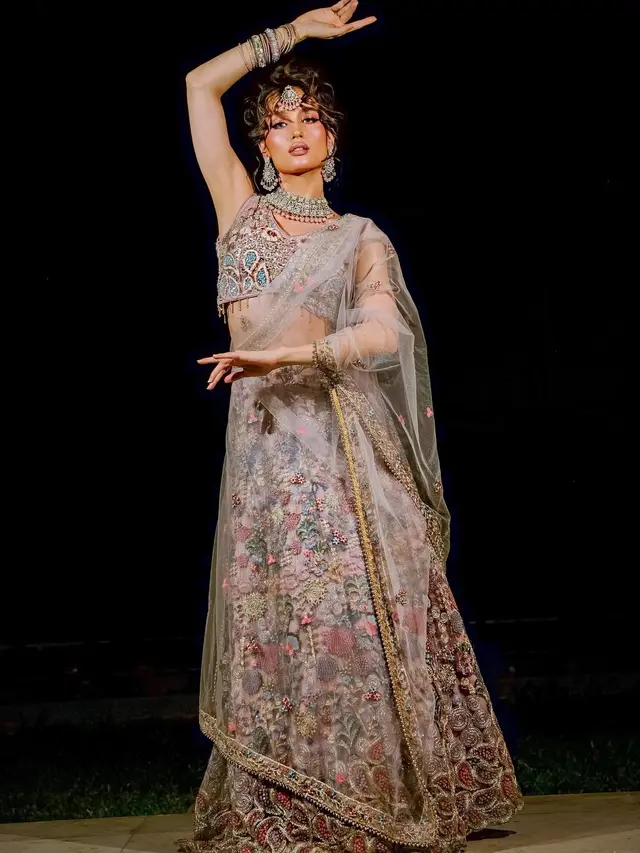 Cinta Laura dan Arya Vasco Tampil Bak Pasangan Bollywood Dibalut Busana Tradisional India di Perayaan Diwali