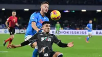 Bek Empoli, Fabiano Parisi (kanan) berebut bola dengan bek Napoli, Amir Rrahmani dalam laga pekan ke-17 Serie A Liga Italia di Stadion San Paolo pada Senin (13/12) dini hari WIB. Napoli secara mengejutkan tumbang di markas sendiri saat menjamu Empoli, 0-1. (Tiziana FABI / AFP)