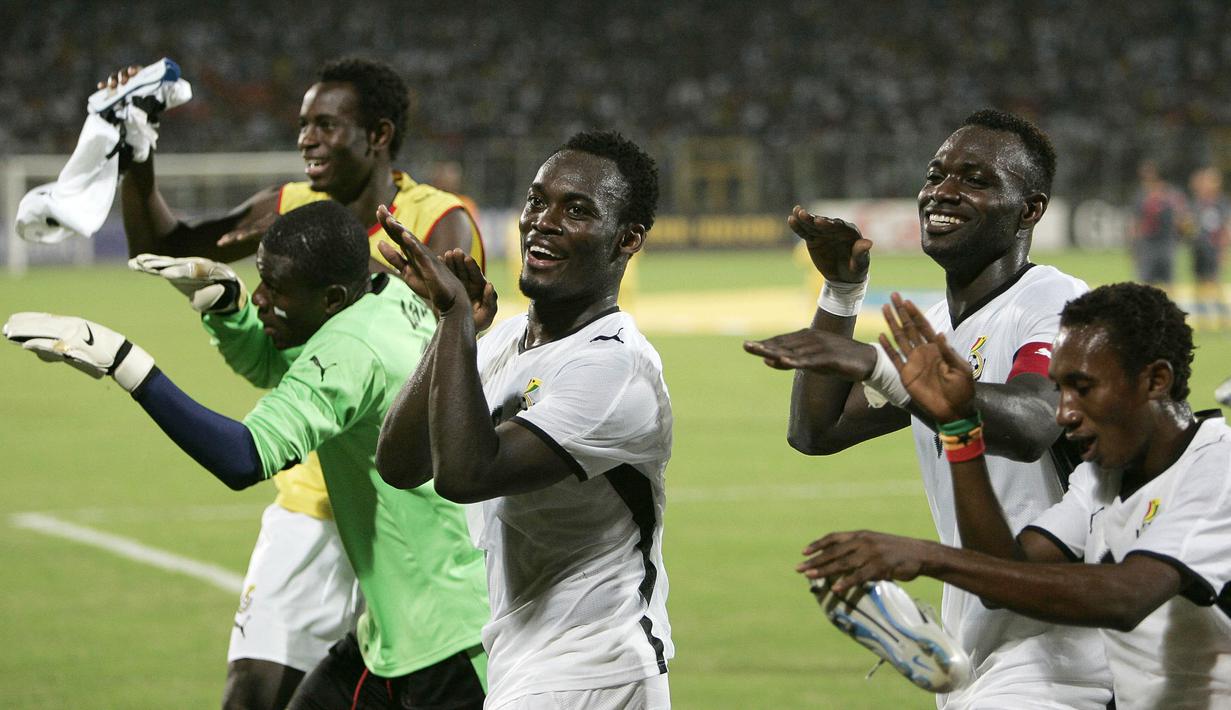 Gelandang Ghana, Michael Essien, merayakan kemenangan atas Pantai Gading pada laga Piala Afrika 2008. Kemudian pada tahun 2008, giliran gelar pemain terbaik Ghana yang berhasil diraih oleh pemain anyar Persib Bandung ini. (AFP/Gianlugi Guercia).