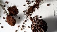 Ilustrasi bubuk kopi dan biji kopi. (Foto: Unsplash/Christina Rumpf)